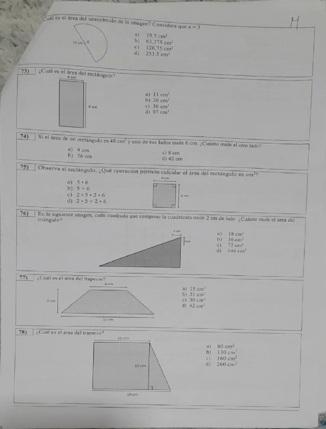 Cuál es el área del semicirculo de la imagen? Considera que $\pi = 3$
- a) 19,5 cm$^2$
- b) 63,375 cm$^2$
- c) 126,75 cm$^2$
- d) 253,5 cm$^